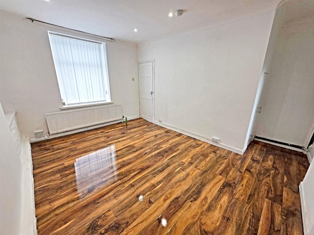 Property photo 2 of 11 Living Room