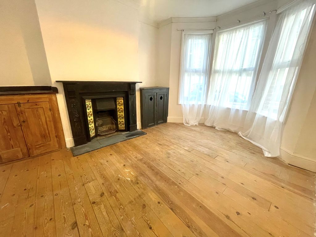 Property photo 2 of 8