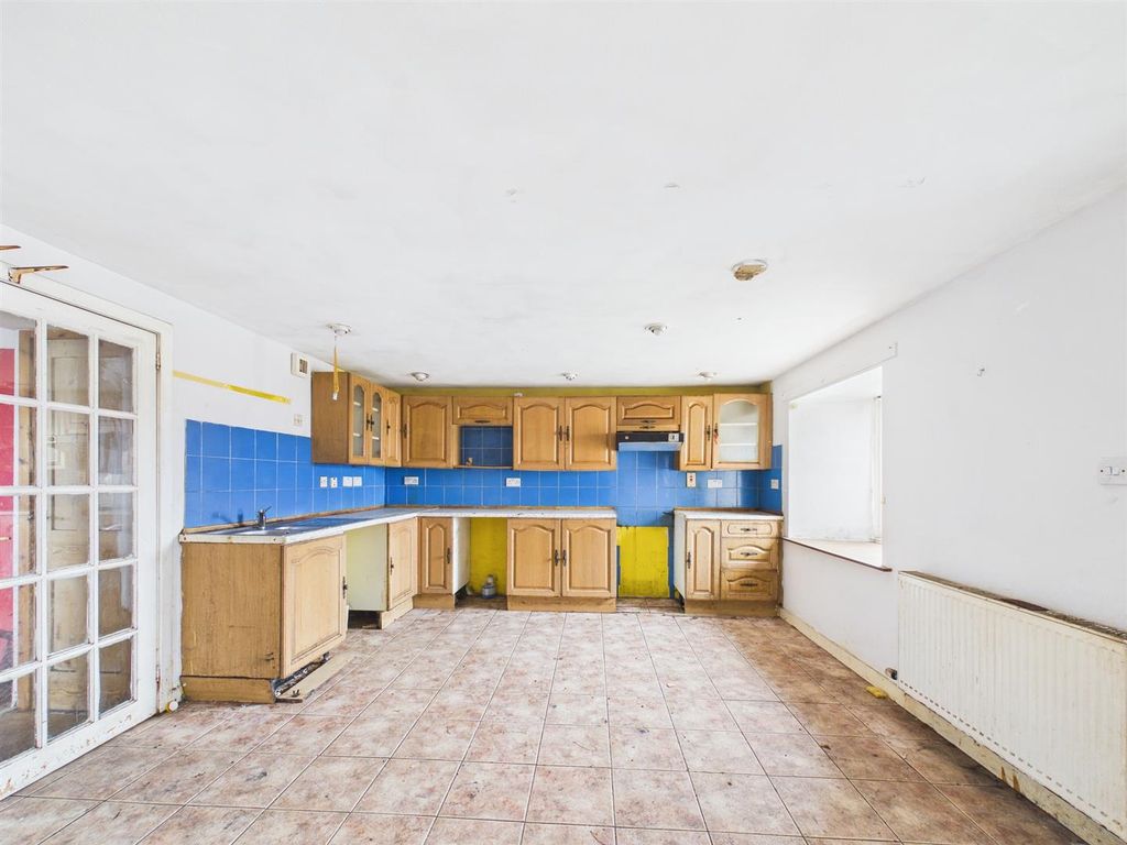 Property photo 3 of 16 Lounge/Kitchen