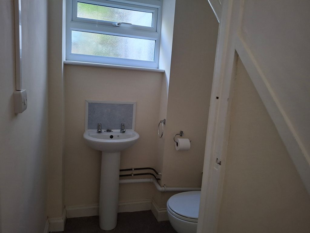 Property photo 3 of 16 Cloakroom