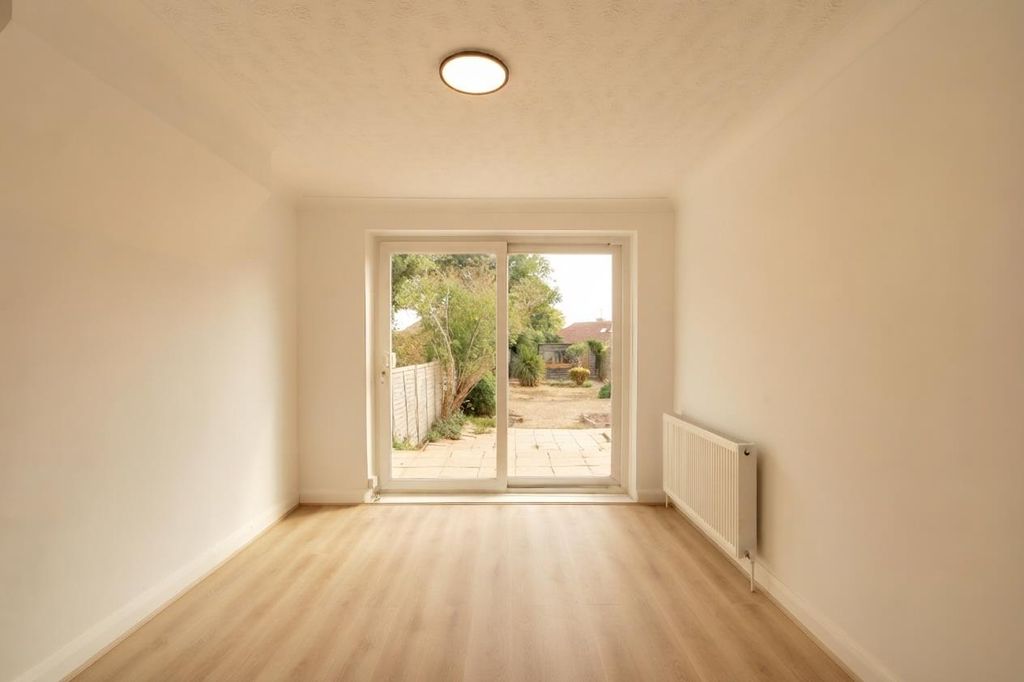 Property photo 3 of 11 4 Turner Rd 2.Jpg