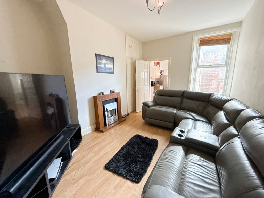 Property photo 2 of 16 Lounge