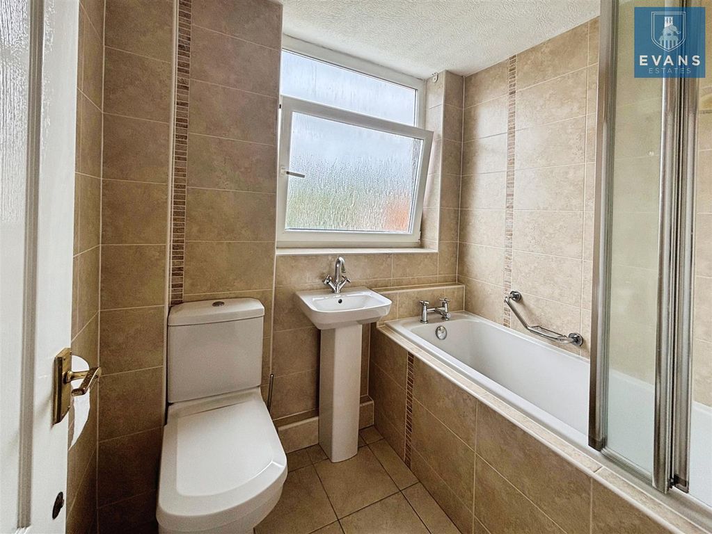 Property photo 3 of 11 Bathroom