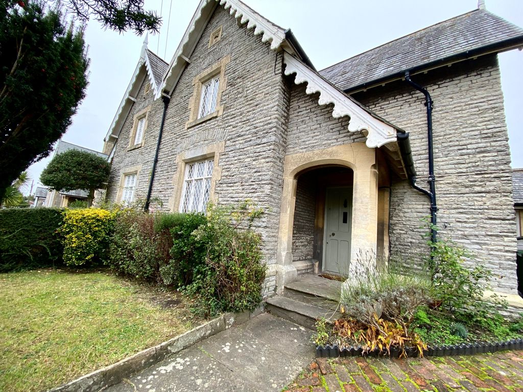 Property photo 1 of 20 Front