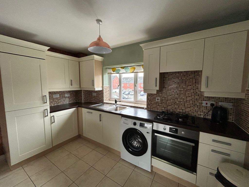 Property photo 3 of 18 F73A1272-3A74-4108-B6cd-Bc3A17E04Cb2