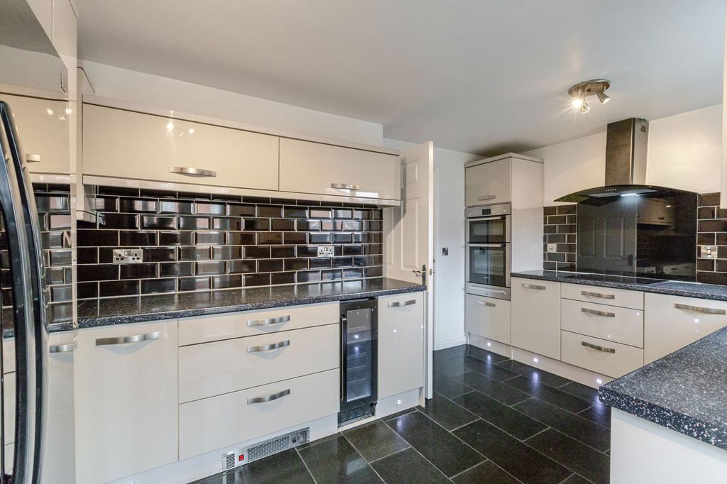 Property photo 3 of 25