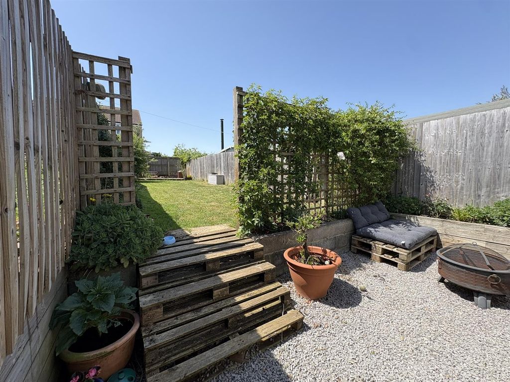 Property photo 2 of 11 Garden