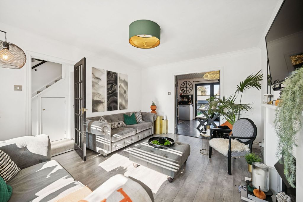 Property photo 2 of 28 Lounge