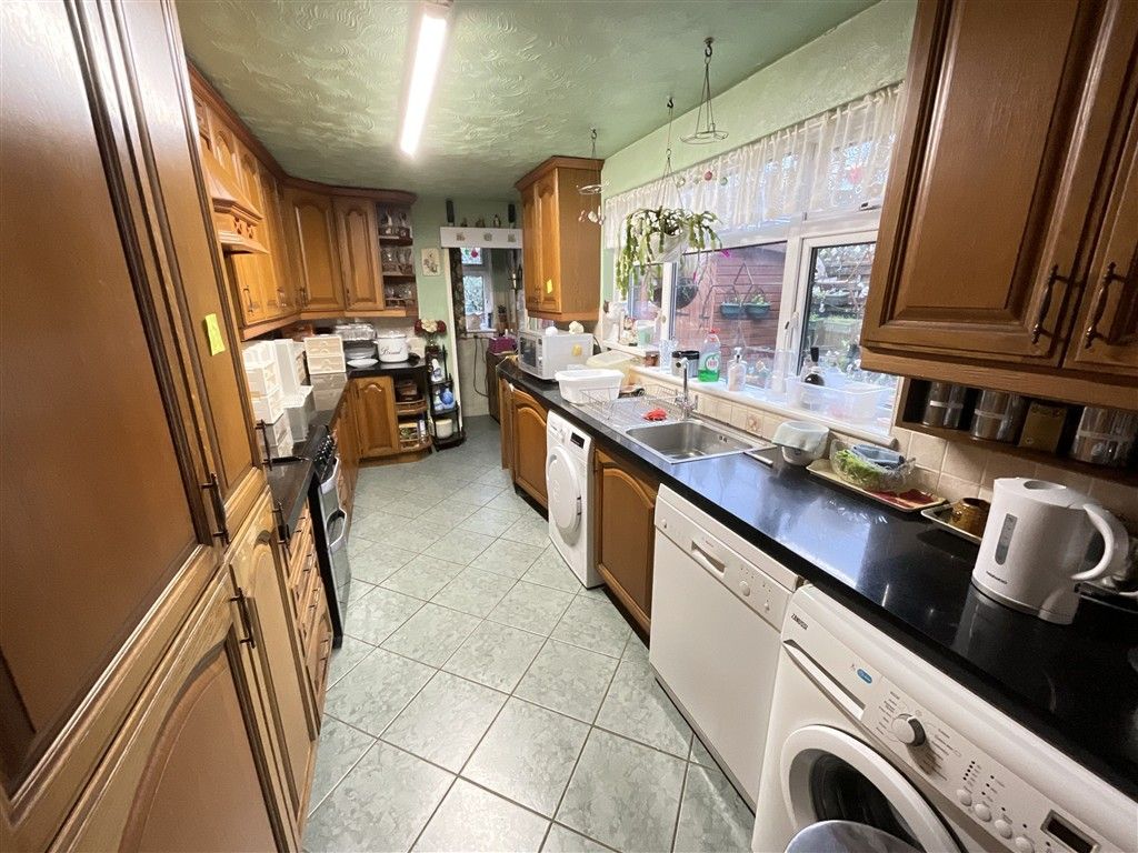Property photo 3 of 8 Kitchen