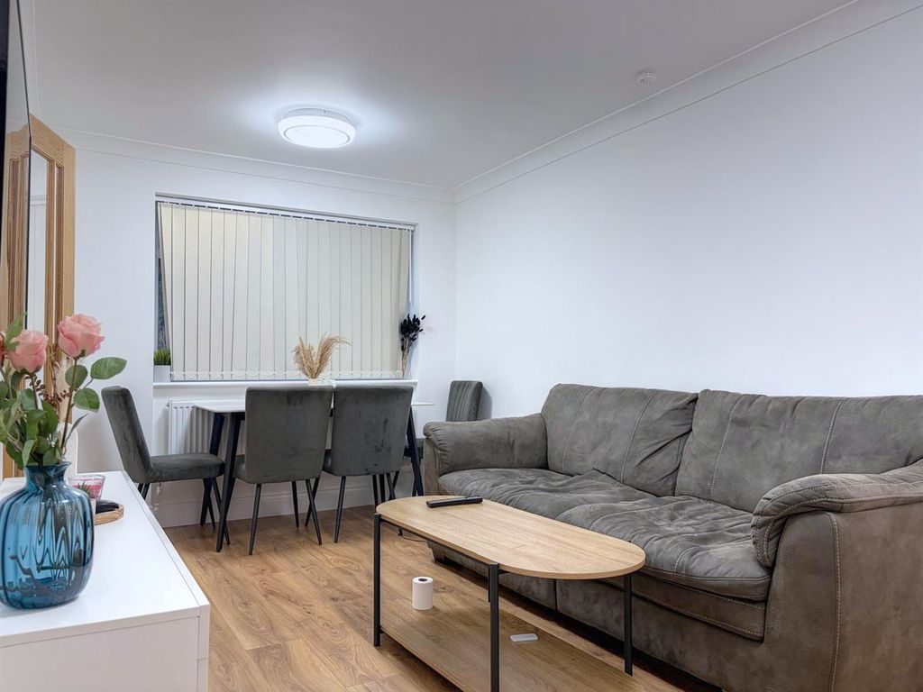 Property photo 1 of 22 Lounge.Jpg