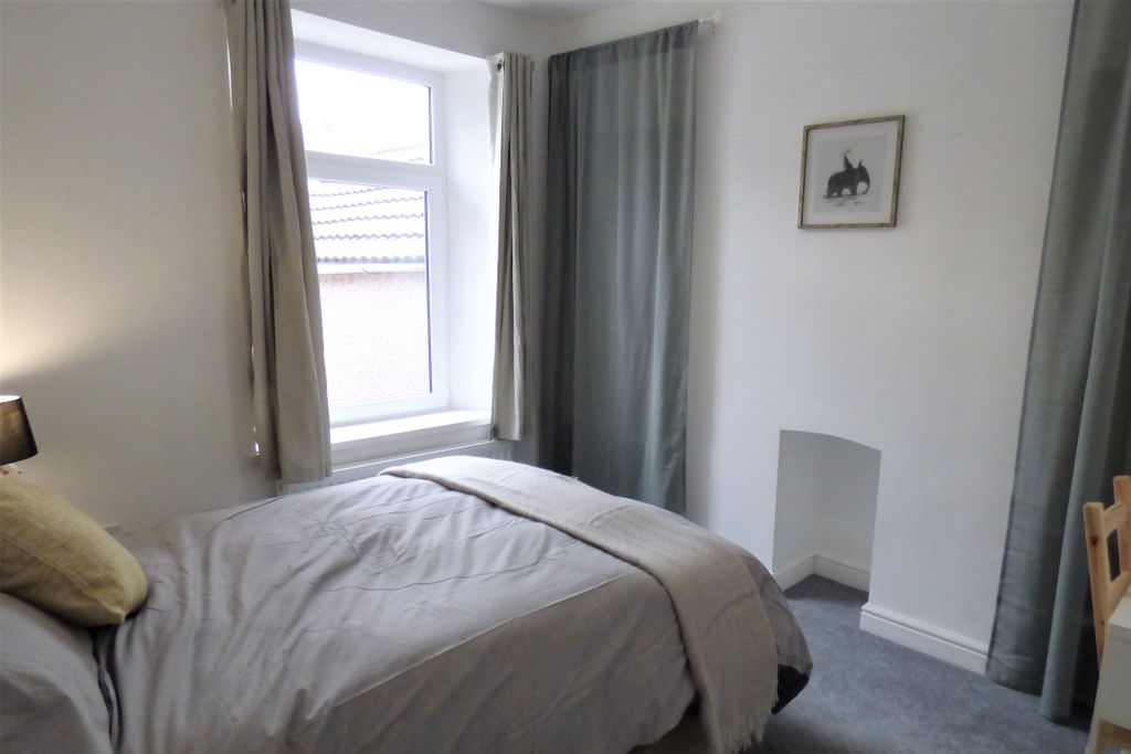 Property photo 1 of 13 Room 4