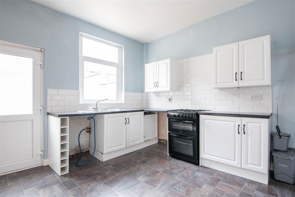 Property photo 3 of 12 Kitchen