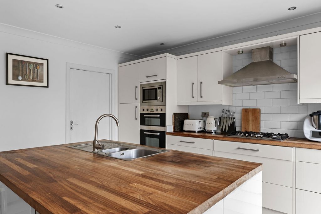 Property photo 3 of 23