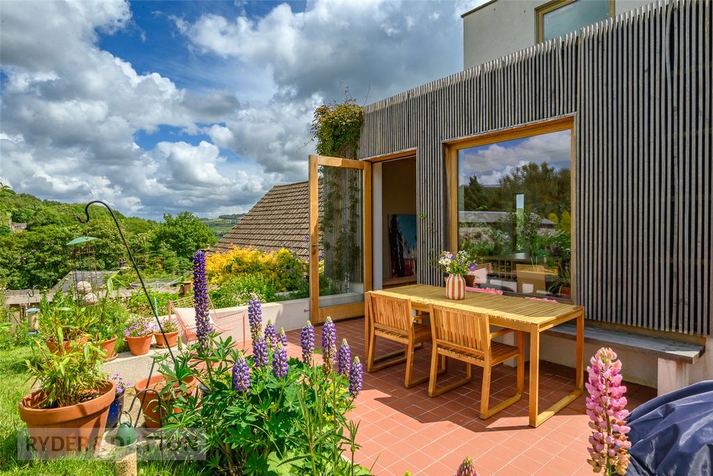 Property photo 2 of 32 Garden