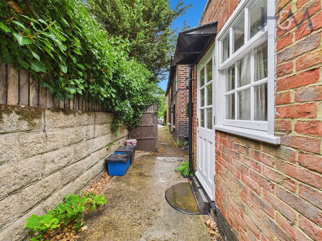 Property photo 1 of 9 Cam02804G0-Pr0334-Still008.Jpg