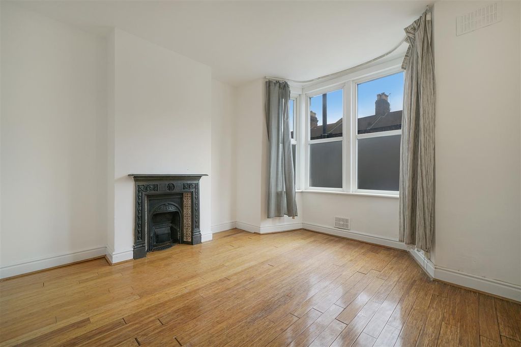 Property photo 3 of 9 Principle Bedroom