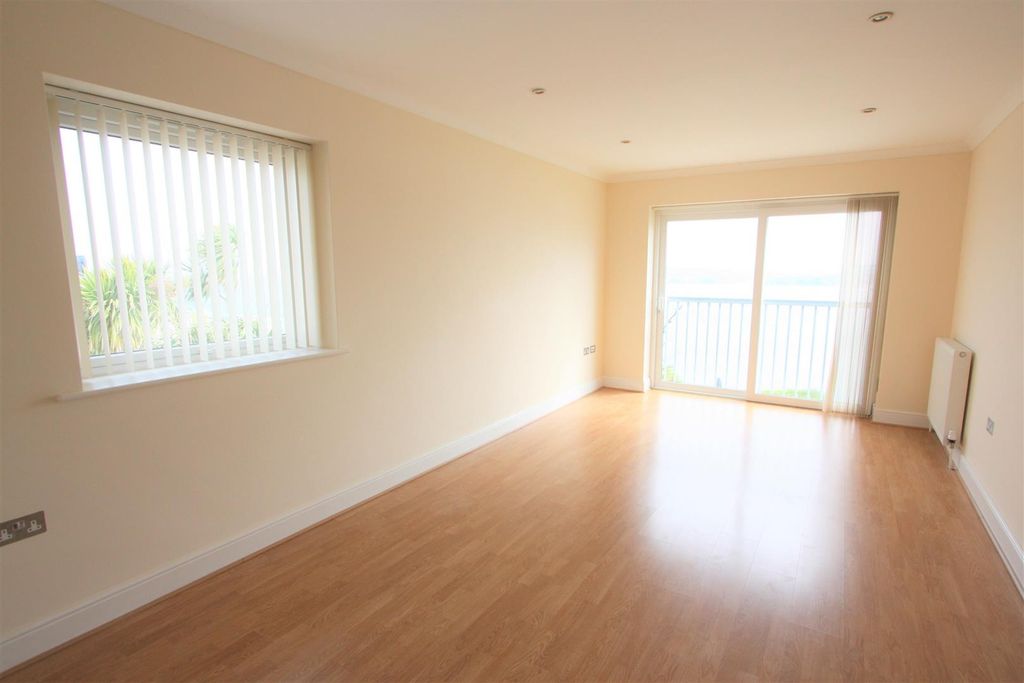 Property photo 2 of 9 10 Longshore Apartments Lounge