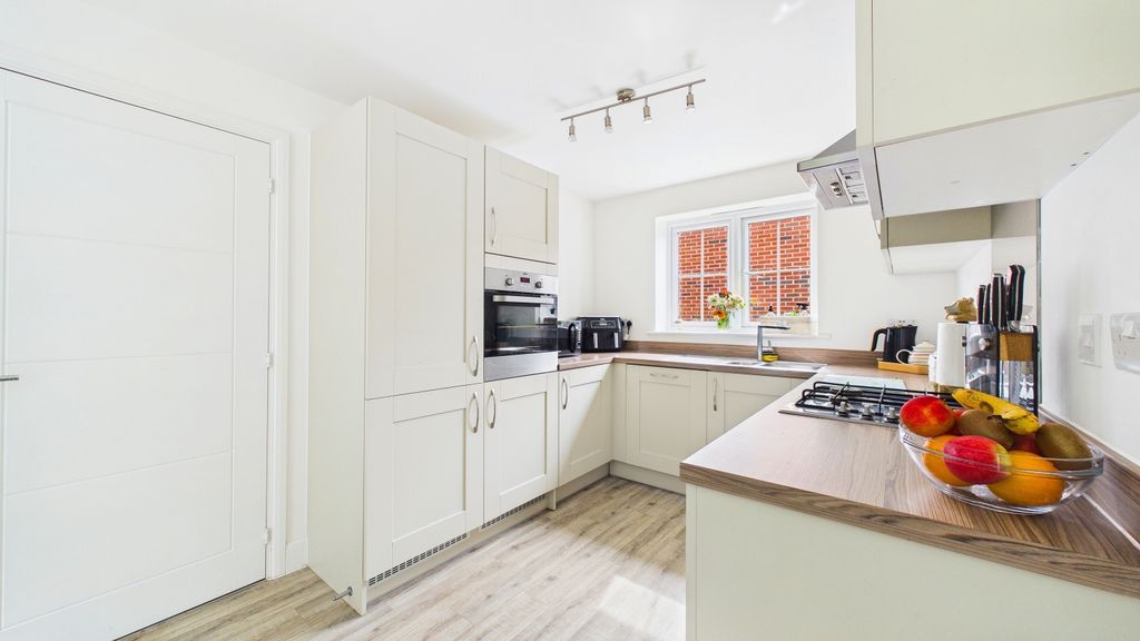 Property photo 3 of 19 Kitchen