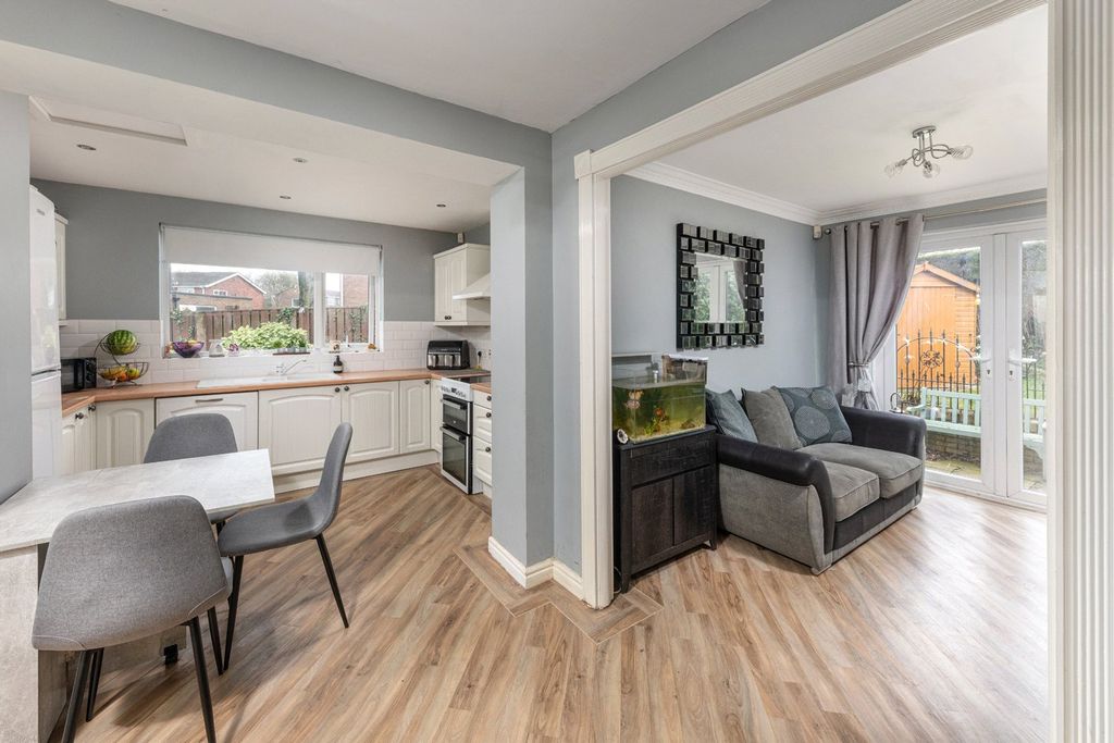 Property photo 2 of 12 Picture No. 11