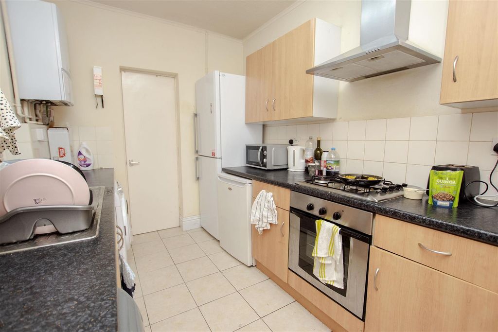 Property photo 2 of 10 Kitchen