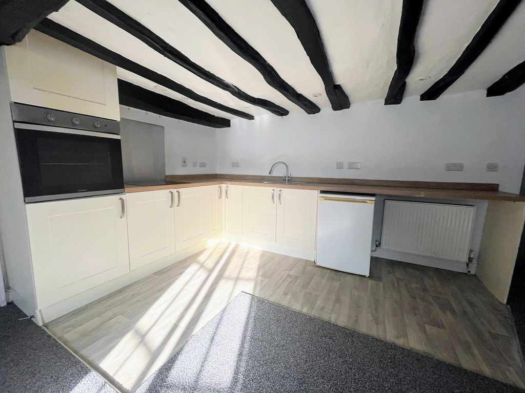 Property photo 3 of 11 Kitchen