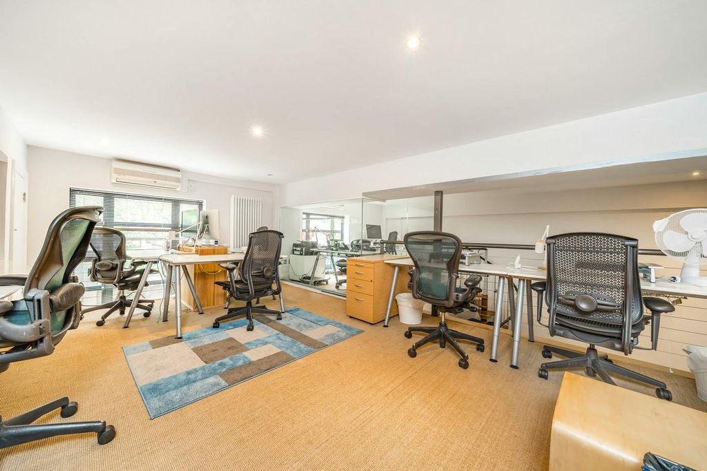 Property photo 2 of 8 Int 1.Jpg