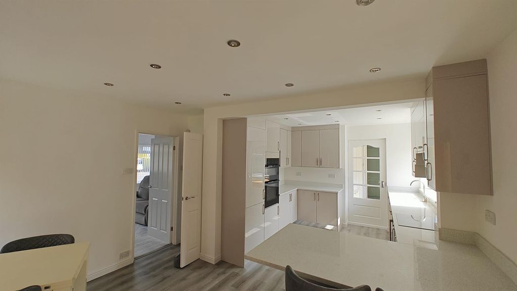 Property photo 3 of 28 Qlxy4301.Jpg