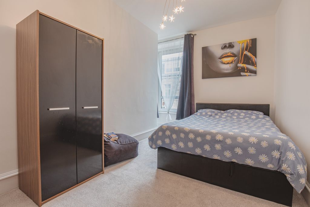 Property photo 3 of 9 Bedroomangle1