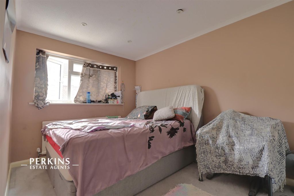 Property photo 3 of 8 Bed 2.Jpg