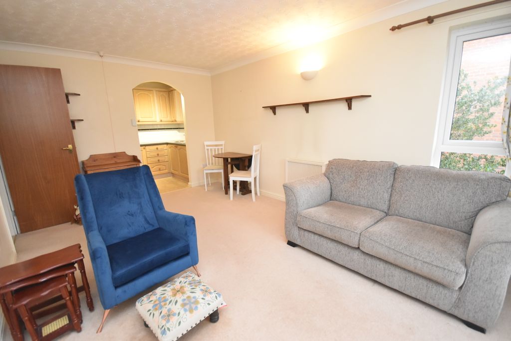 Property photo 3 of 9 Lounge/Dining