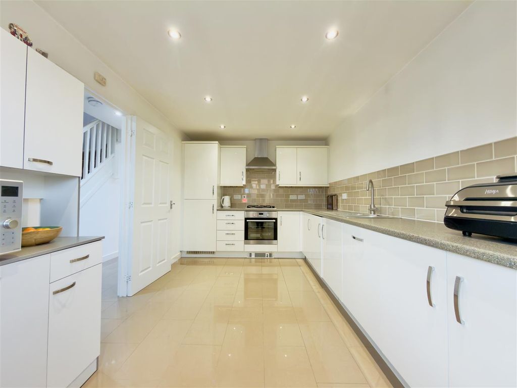 Property photo 3 of 26 Kitchen