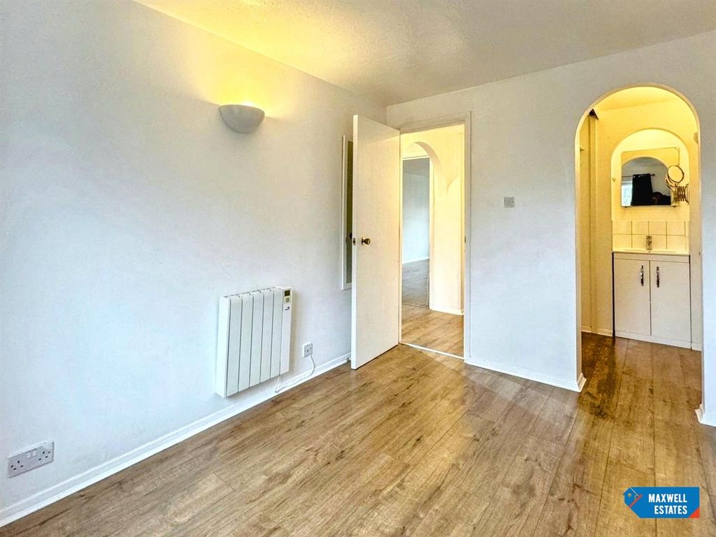 Property photo 3 of 11 Gatting Close 7.Jpg