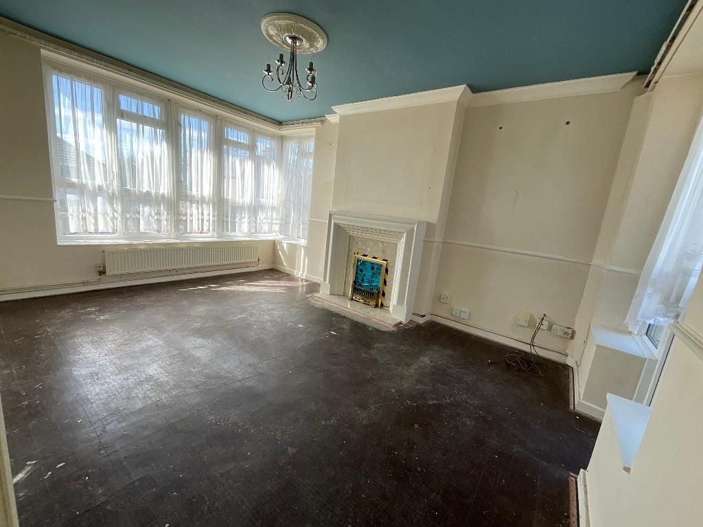 Property photo 2 of 14 Living Room 14'1 x 13'