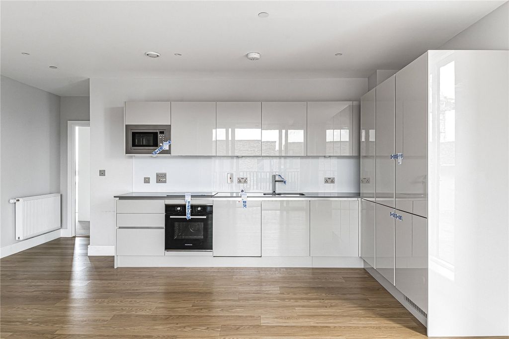 Property photo 3 of 21 Reception/Kitchen