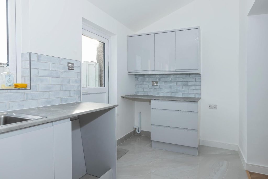 Property photo 3 of 19 Freshbrook Rd_12.Jpg