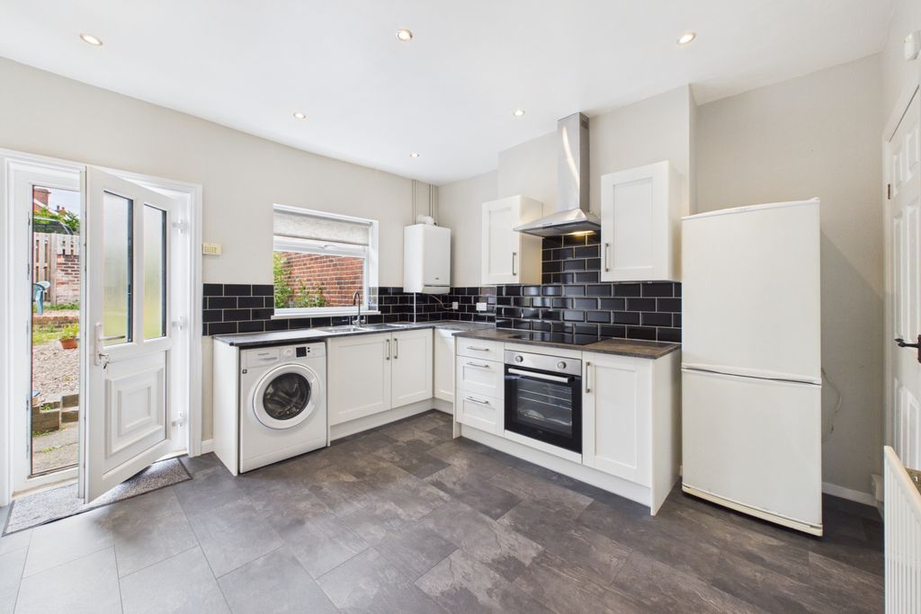 Property photo 3 of 14 Kitchen