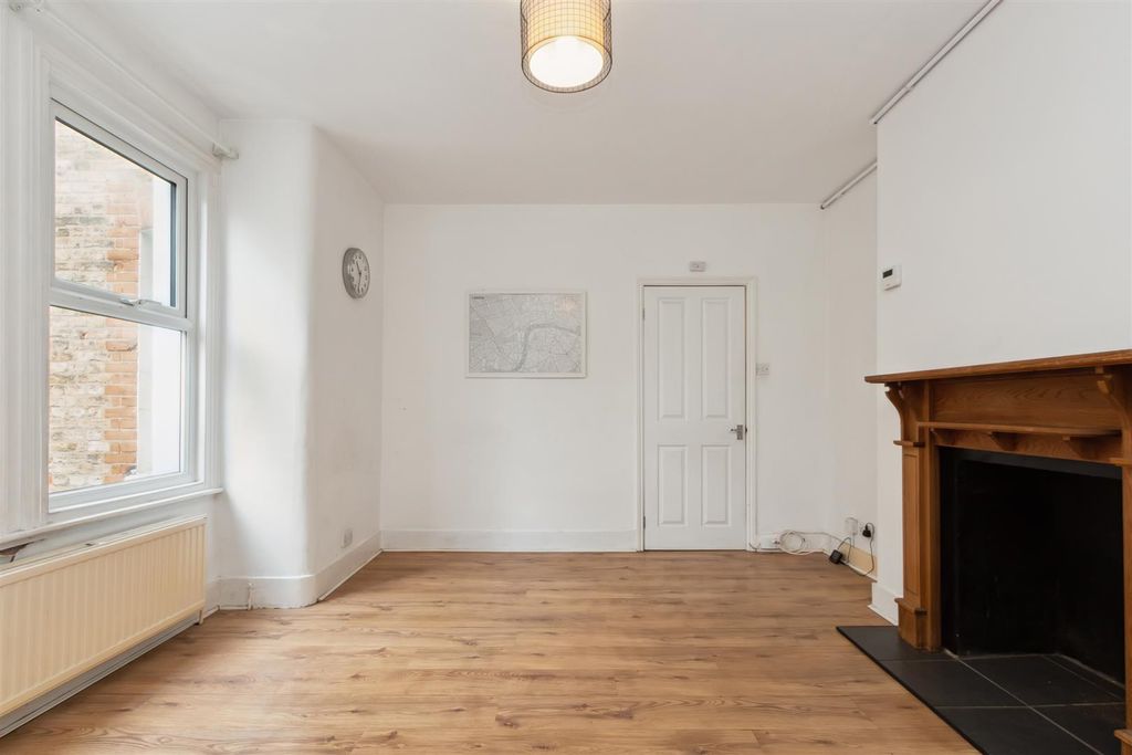 Property photo 2 of 13 47 Gilbey Road Sw17 0Qq Reception 2.Jpg