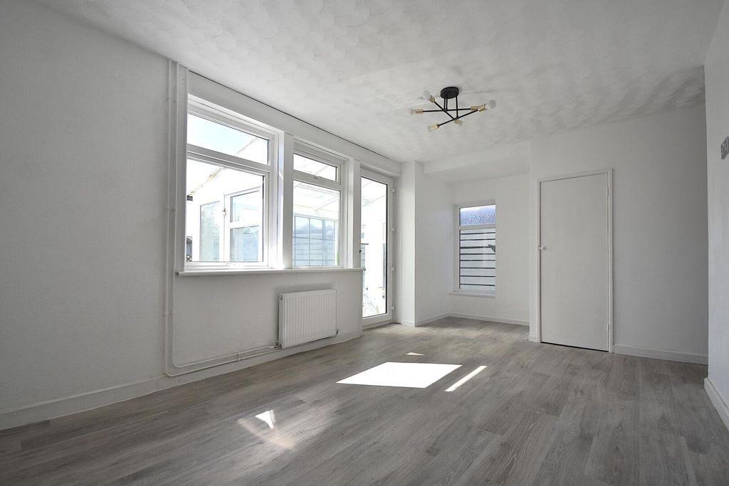 Property photo 2 of 11 Living Room