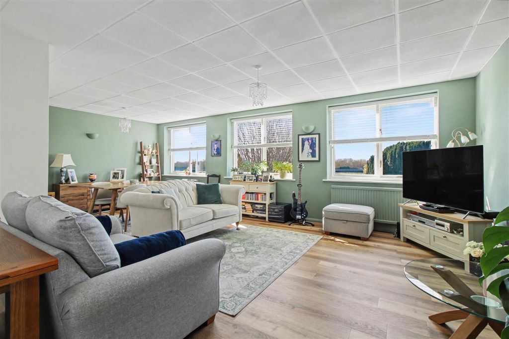 Property photo 2 of 31 Lounge