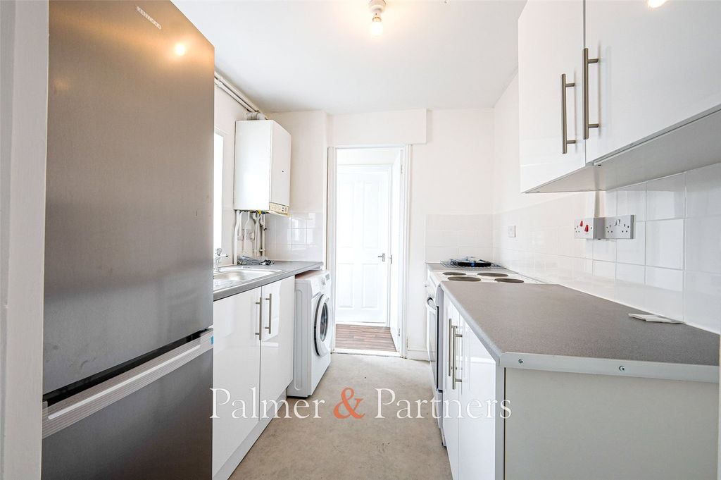 Property photo 3 of 7 Kitchen