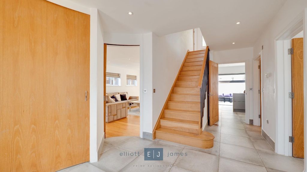 Property photo 2 of 32