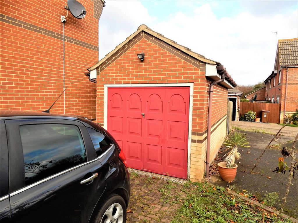 Property photo 3 of 19 Garage/Off Road Parking