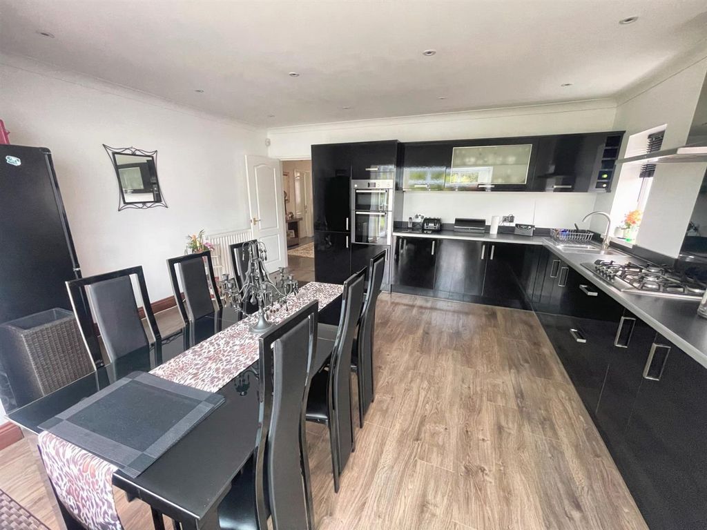 Property photo 2 of 28 Kitchen/Diner