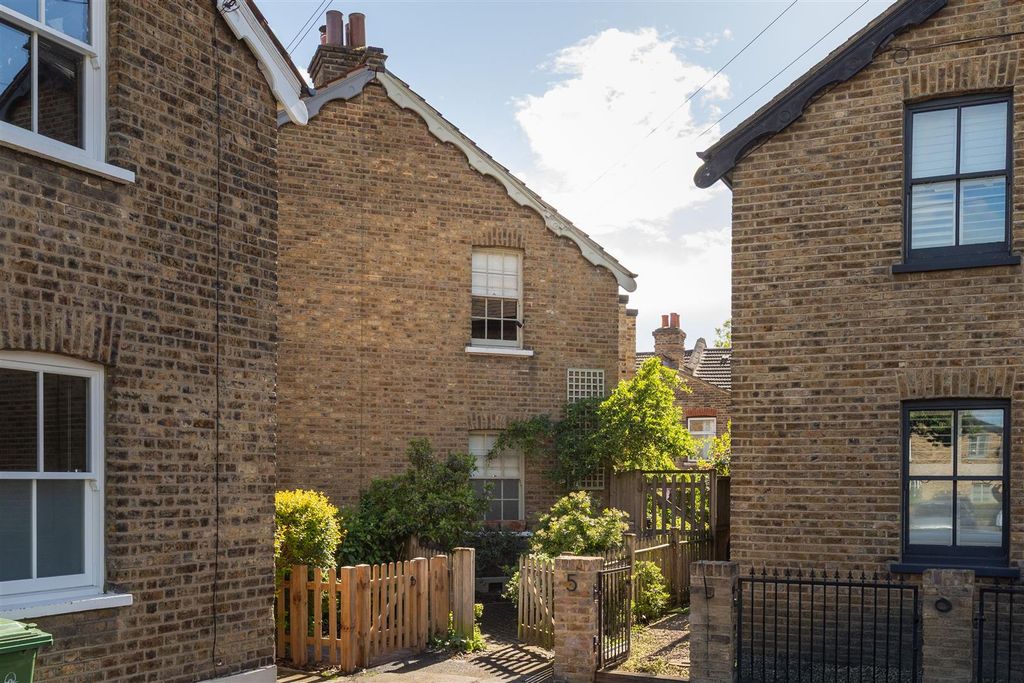 Property photo 1 of 51 Randolph Road, E17