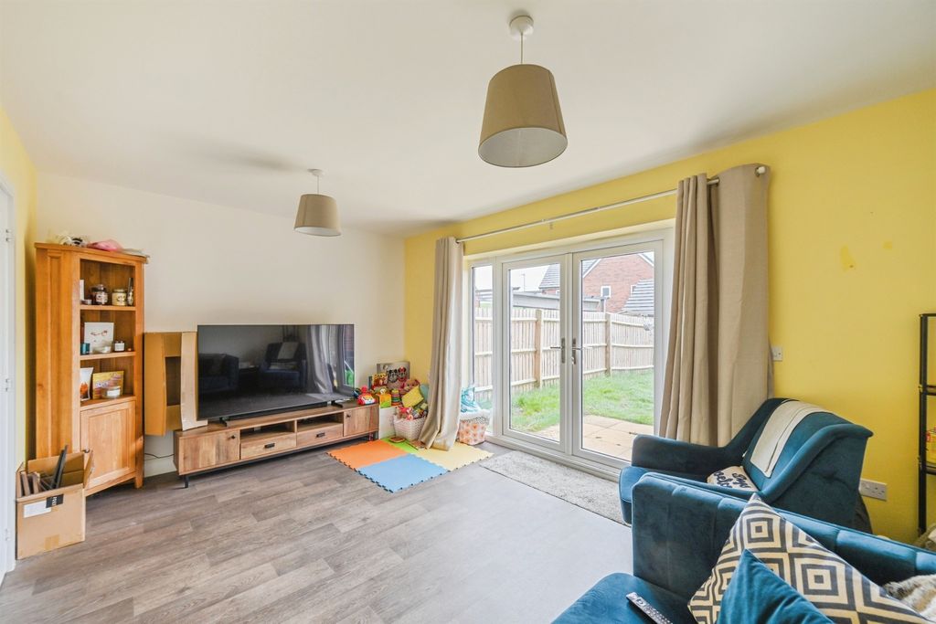 Property photo 2 of 16 Lounge: