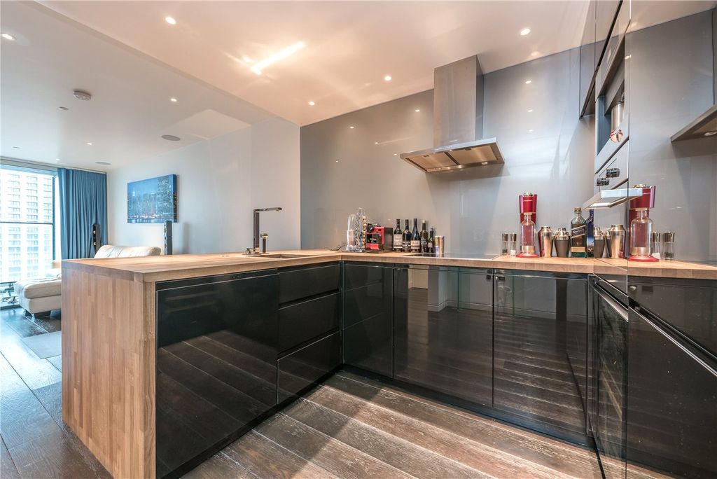 Property photo 3 of 11 Kitchen