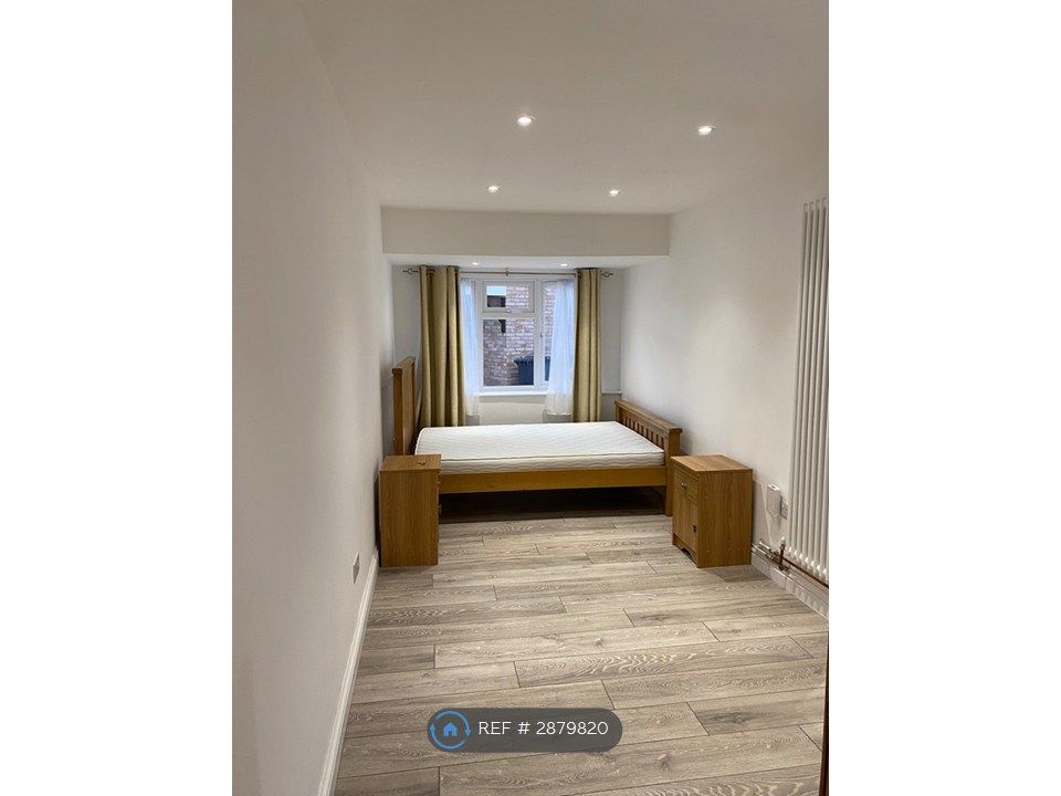 Property photo 1 of 6 Main Bedroom