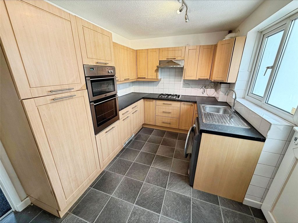 Property photo 2 of 11 Kitchen