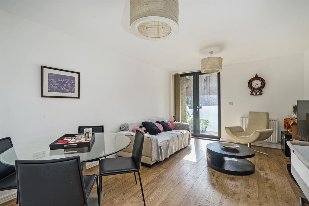 Property photo 3 of 14 Aston Gray, 11 Shepherd Court 2 Annabel Close (11)