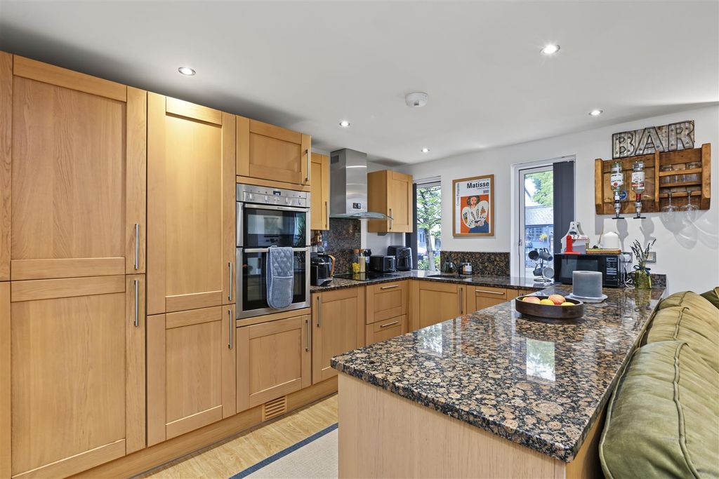 Property photo 2 of 12 Kings-Court-06.Jpg